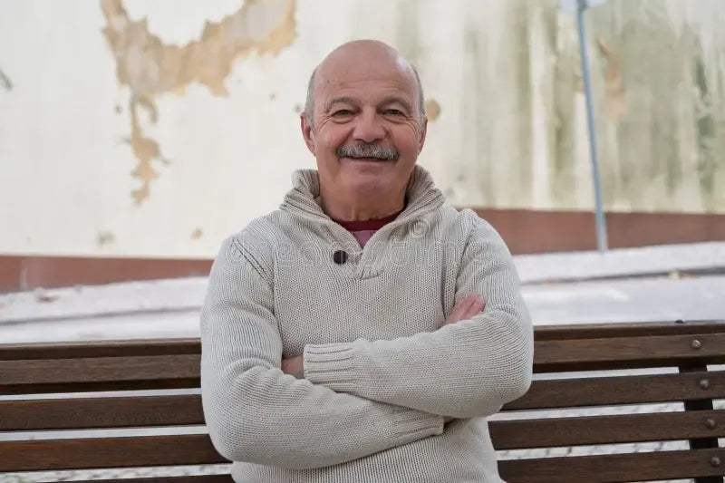 files/imgi_183_un-anciano-espanol-esta-descansando-sentado-en-banco-disfrutando-de-momento-tranquilo-al-aire-libre-423482652.webp